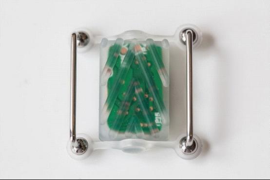 皮肤里植入这个设备 你可能就能看到鬼了