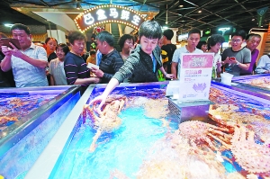 新零售检阅：盒马火爆成景点 无人便利店冷暖自知