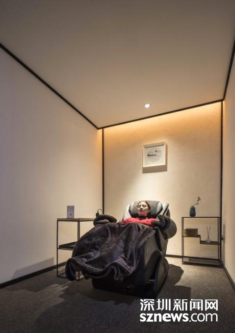 网络预约全程无人 深圳开出首家机器人“按摩店” 网络预约全程无人 深圳开出首家机器人“按摩店”