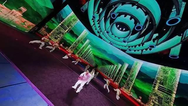 文化年夜饭在变革 鸡年春晚高科技元素盘点