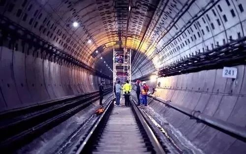 AI芯天下丨新基建丨“新基建”能摆脱“旧基建”单飞吗？