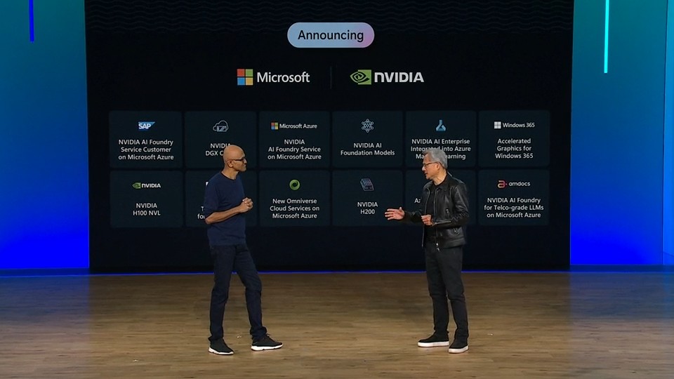 “贴脸放大招！”微软与黄仁勋面对面发布首款AI芯片